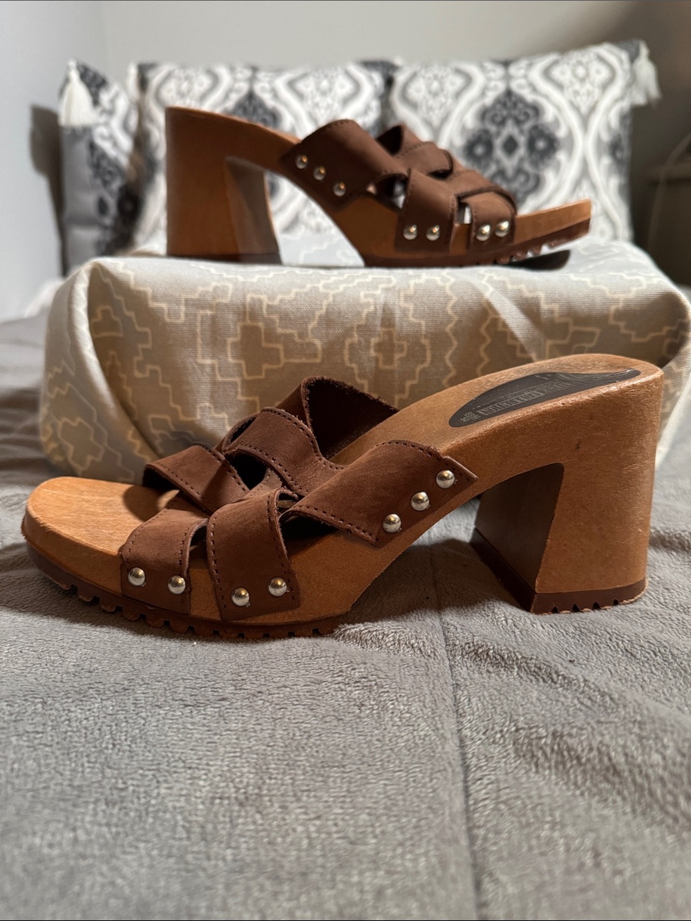 The Leather collection Women’s Brown Studded Chunky Heel Mules clogs Sz 7M